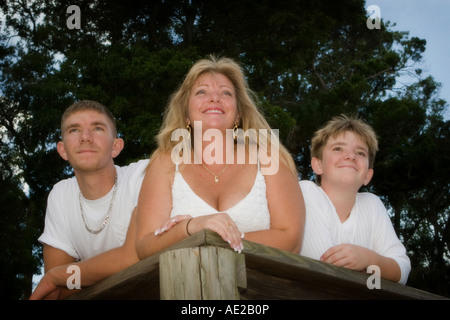 Mutter und Söhne auf Dock suchen und starrte Stockfoto