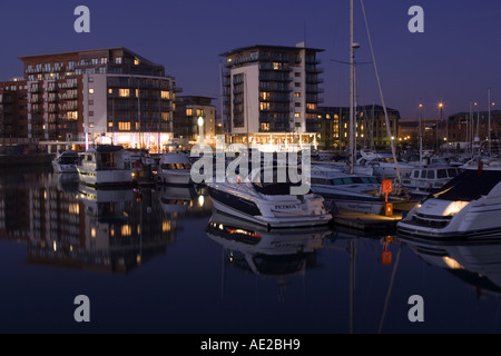 Ocean Village Marina Southampton Hampshire England bei Sonnenuntergang Stockfoto