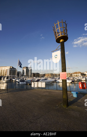 Ocean Village Marina Southampton UK alten Signalleuchte Stockfoto