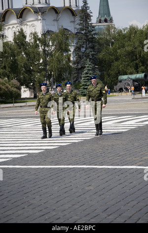 Soldaten, die Kreuzung Senatsplatz in den Kreml-Moskau-Russland Stockfoto