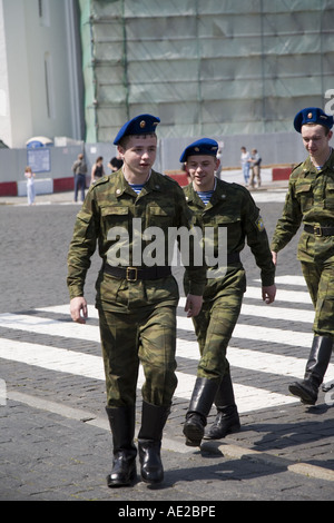 Soldaten, die Kreuzung Senatsplatz in den Kreml-Moskau-Russland Stockfoto