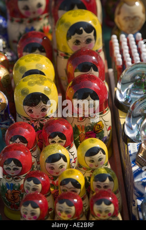 Russische Holzpuppen in kleinere Puppen Verschachtelung Matrjoschkas genannt touristischen Trivia Moskau Russland Stockfoto