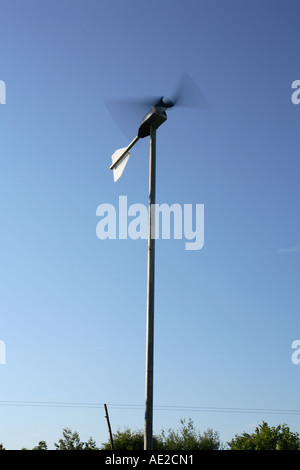 Mikro Windturbine, eine kleine inländische Windgenerator einschalten Strom Niedervolt Beleuchtung in landwirtschaftlichen Gebäuden, Hampshire, En Bauernhof Stockfoto