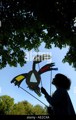 ein kleiner Junge spielt mit einem Schatten-Marionette in South Devon uk Stockfoto