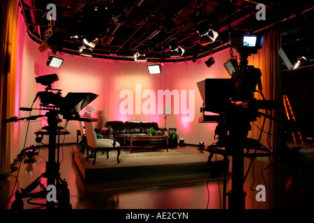 TV-Produktion-Studio und Kameras mit einer bunt beleuchteten Set-design Stockfoto