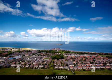 Blick aus dem Gesetz über North Berwick Stadt mit Craigleith Insel, den Firth of Forth und Fife in der Ferne. Stockfoto