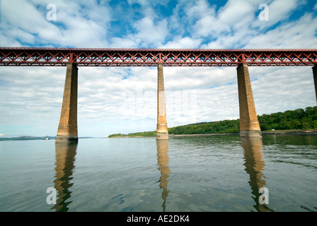 Die Forth Rail Bridge betrachtet aus South Queensferry crossing Firth of Fife. Stockfoto