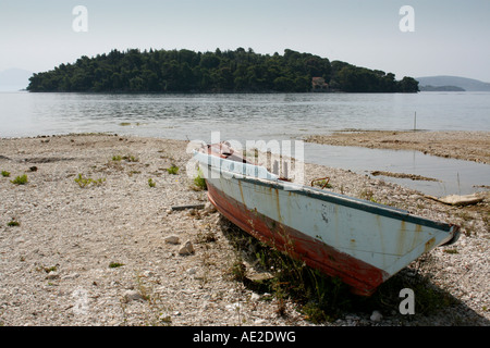 Altes Boot aufgegeben am Strand Nidri Lefkas Griechenland Stockfoto