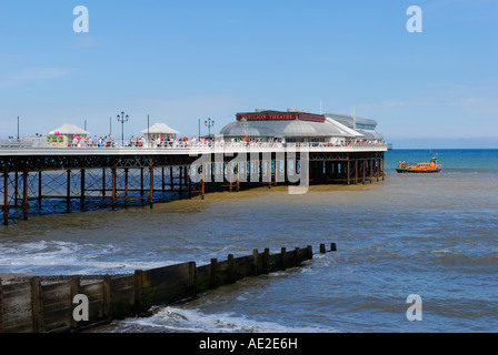 Cromer Pier mit Rettungsboot Norfolk UK Stockfoto