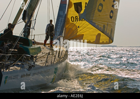 Upix Fotografie - Segler an Deck in der Sonne während der letzten Etappe des Volvo Ocean Race als Yachten Portsmouth verlassen Stockfoto