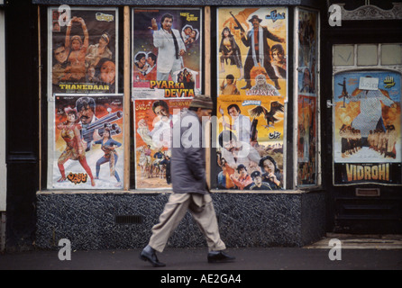 Bill Plakate werben Bollywood-Filme in Bradford, West Yorkshire, England Stockfoto