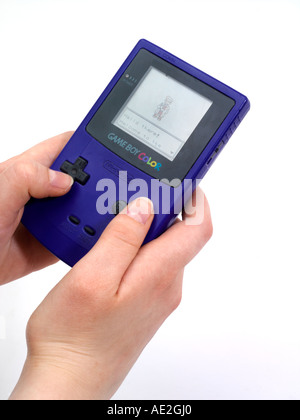 Hände halten kleine Handheld Spiel Pokemon auf Gameboy Farbe Stockfoto