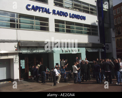 Yates Pub und Capital Radio London Leicester Square in London England Gebäude Stockfoto