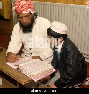 Ein Imam lehrt muslimischen jungen den Koran an einer Schule in einer Moschee in Bradford, West Yorkshire, England Stockfoto