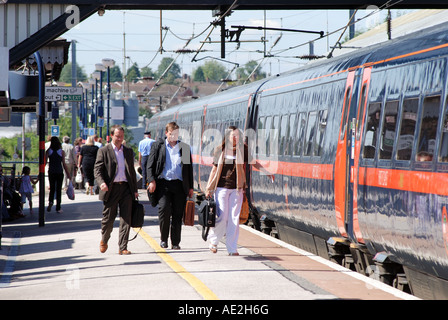 Fang GNER Intercity 225 Passagiere trainieren bei Grantham Bahnhof, Lincolnshire, England, UK Stockfoto