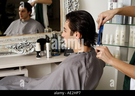 Junger Mann mit einem Haarschnitt Stockfoto