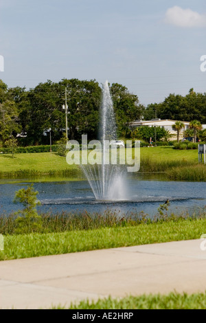 Ein Springbrunnen in einem See von der Straße aus gesehen Stockfoto