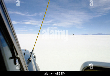 Fahrt über die endlosen Salzflächen der Salar de Uyuni in Bolivien. Stockfoto