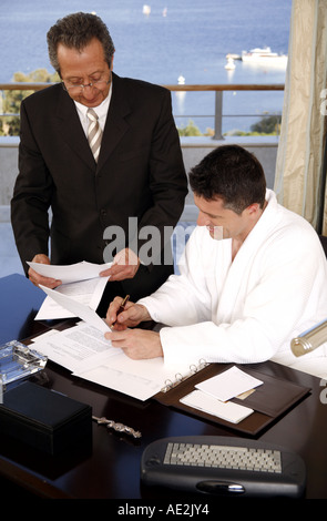 Zwei Geschäftsleute arbeiten in einem Hotelzimmer Stockfoto