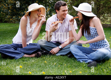Drei Freunde Essen pizza Stockfoto