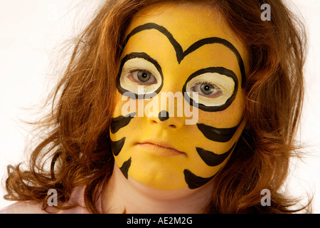 Porträt von Mädchen (9-10 Jahre) mit Hummeln oder Wespen Gesicht malen Stockfoto