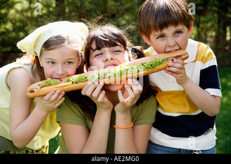 Drei Kinder, ein großes sandwich Stockfoto