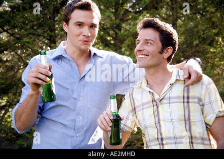 Zwei Männer, die Bier trinken Stockfoto