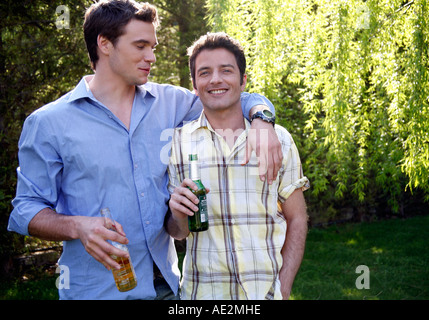 Zwei Männer, die Bier trinken Stockfoto