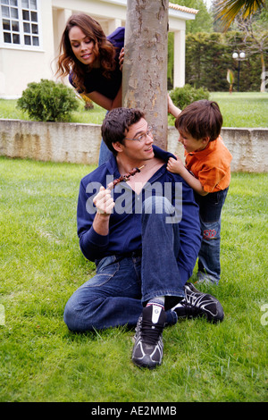 Eltern und Kind spielen im Hof Stockfoto