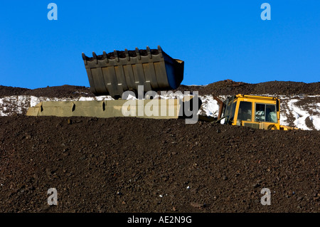Schlacke Deponie Hang stabilisieren Betrieb mit LKW geladen, Greater Sudbury, Ontario, Kanada Stockfoto