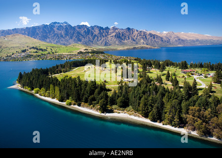 Lake Wakatipu Kelvin Heights Golf Course auf Kelvin Halbinsel und The Remarkables Queenstown Neuseeland Südinsel Antenne Stockfoto