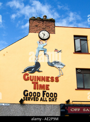 Guinness Bier stout Werbeschild Uhr auf Pub Wand Straße in Enniskillen, Grafschaft Fermanagh, Nordirland. Stockfoto