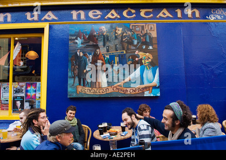 Die lebhafte Spanish Arch Bezirk von Galway City, Irland. Außen Tigh Neachtain (Naughton Pub) an der Quay Street. Stockfoto