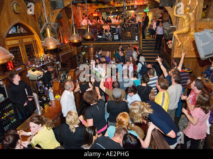 Partyzeit und live-Musik im Erdgeschoss an den Quais Pub im Quay Street in Galway Stadt Viertel Spanish Arch. Irland. Stockfoto