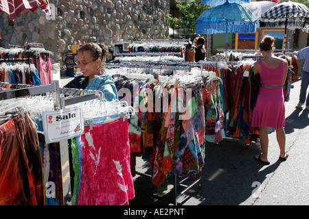 Ann Arbor Michigan, Liberty Street, Kunstmessen, Schwarze Frau weibliche Frauen, Shopping Shopper Shopper Shop Geschäfte Markt Märkte Markt Kauf Verkauf, re Stockfoto