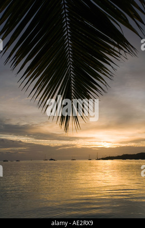 Sonnenuntergang in einer einsamen Bucht auf den Yasawa Inseln von Fidschi im Südpazifik Stockfoto