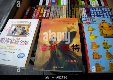 Gefälschte Harry Potter-Bücher zum Verkauf auf einer Peking Straße Ecke 17. August 2007 Stockfoto