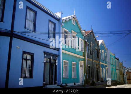 Bunt bemalt 19. Jahrhundert Corrugared Eisen gekleidet Gebäude im Stadtteil Hügel Cerro Konzeption, Valparaisi, Chile. Stockfoto