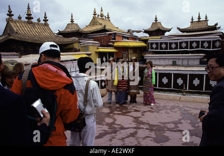 Die Reisenden wurden tibetische Tuch zum Aufnehmen von Fotos auf dem Dach des Potala-Palast in Lhasa-Tibet-China. Stockfoto