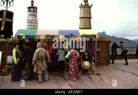 Die Reisenden wurden tibetische Tuch zum Aufnehmen von Fotos auf dem Dach des Potala-Palast in Lhasa-Tibet-China. Stockfoto