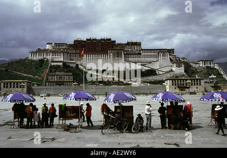 Die Straßenfotografen am Stadtplatz vor dem Potala Palast, Lhasa-Tibet-China. Stockfoto