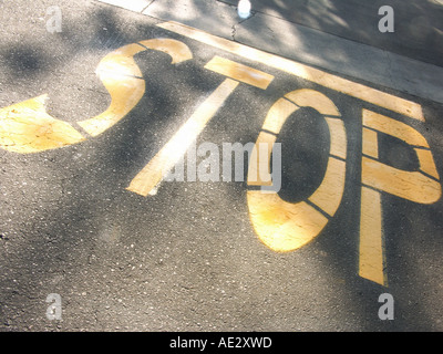 Stop-Schild auf Bürgersteig auf einem Parkplatz zu verlassen Stockfoto