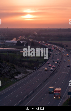 Verkehr, Pkw, LKW, zwei-Wege, drei Lane, Autobahn, Sonnenuntergang, Sussex, UK Stockfoto