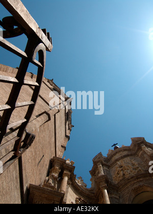 Barocke Eisen Tür und Micalet (Glockenturm). Kathedrale von Valencia. Spanien Stockfoto