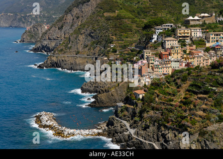 Riomaggiore mit seinem Hafen, erhöhte Ansicht von Süden, Cinque Terre Stockfoto