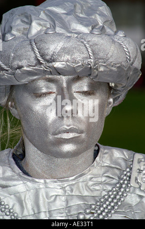 Live-Statue, Silber Gesicht Frau Stockfoto