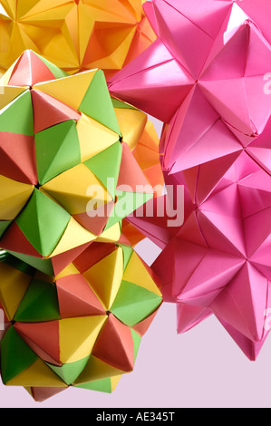 Bunt leuchtende Origami abstrakte Dekorpapier Figuren Polyeder Stockfoto