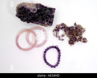 Amethyst ungeschnitten Kristalle und Schmuck Armbänder und Halskette Amethyst Stein der Spiritualität Nüchternheit und Transformation Stockfoto