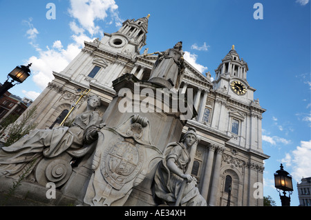 Statue von Königin Anne St Pauls Cathedral London England Stockfoto