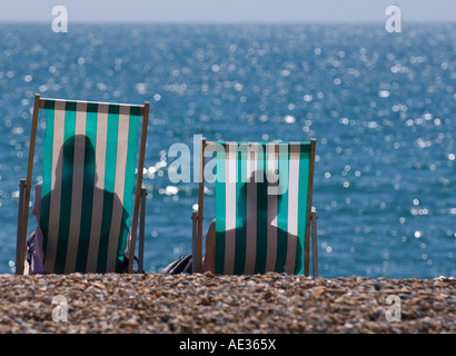 Ein paar Faulenzen in Liegestühlen auf Hove direkt am Meer. Bild von Jim Holden. Stockfoto